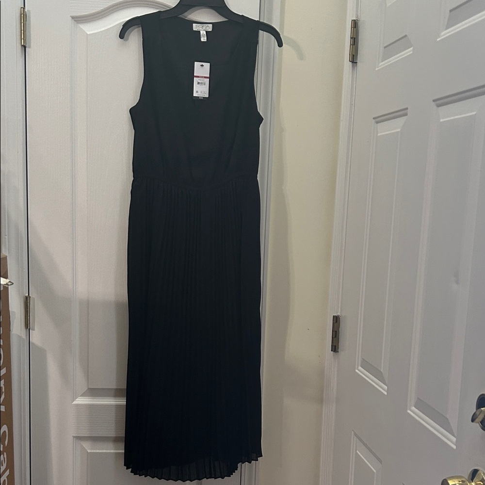 sofia by sofia vergara Black Sleeveless Pleated Maxi Dress